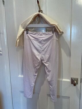 2 pairs of women’s conceited leggings, white and cream, one size plus Capri